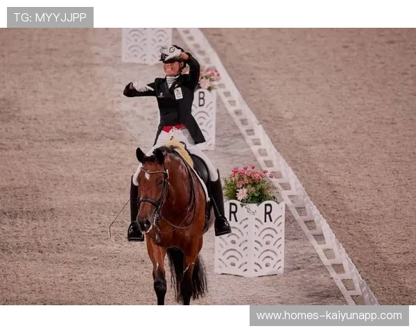 葡萄牙骑手吉尔贝托·费利佩在2024年全国工作马术锦标赛中获得大师组冠军,表现出色。 葡萄牙骑手吉尔贝托·费利佩在2024年全国工作马术锦标赛中获得大师组冠军,表现出色。